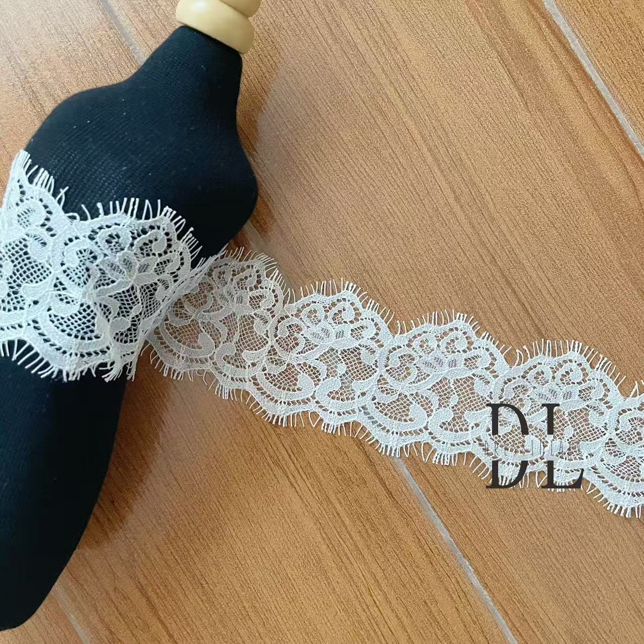 DLX15253 Patrón de hojas bordadas Tejido de encaje Bordes de ancho 15 cm Cuentas y lentejuelas para velos de novia