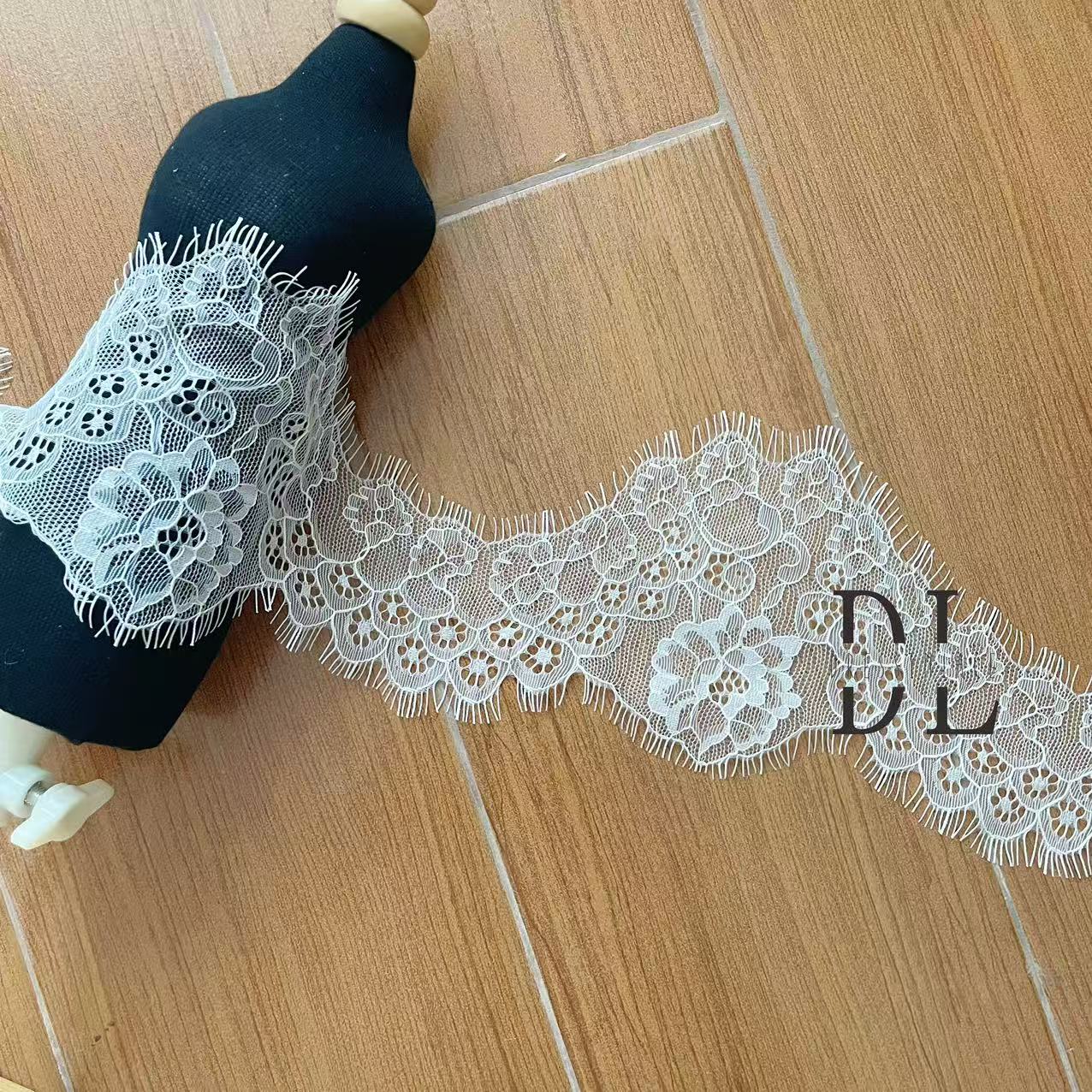 DLX15253 Patrón de hojas bordadas Tejido de encaje Bordes de ancho 15 cm Cuentas y lentejuelas para velos de novia