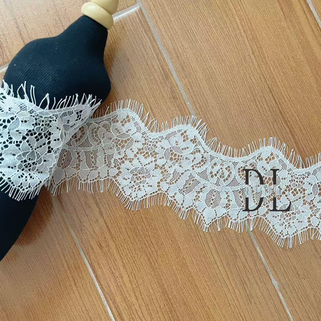 DLX15253 Patrón de hojas bordadas Tejido de encaje Bordes de ancho 15 cm Cuentas y lentejuelas para velos de novia