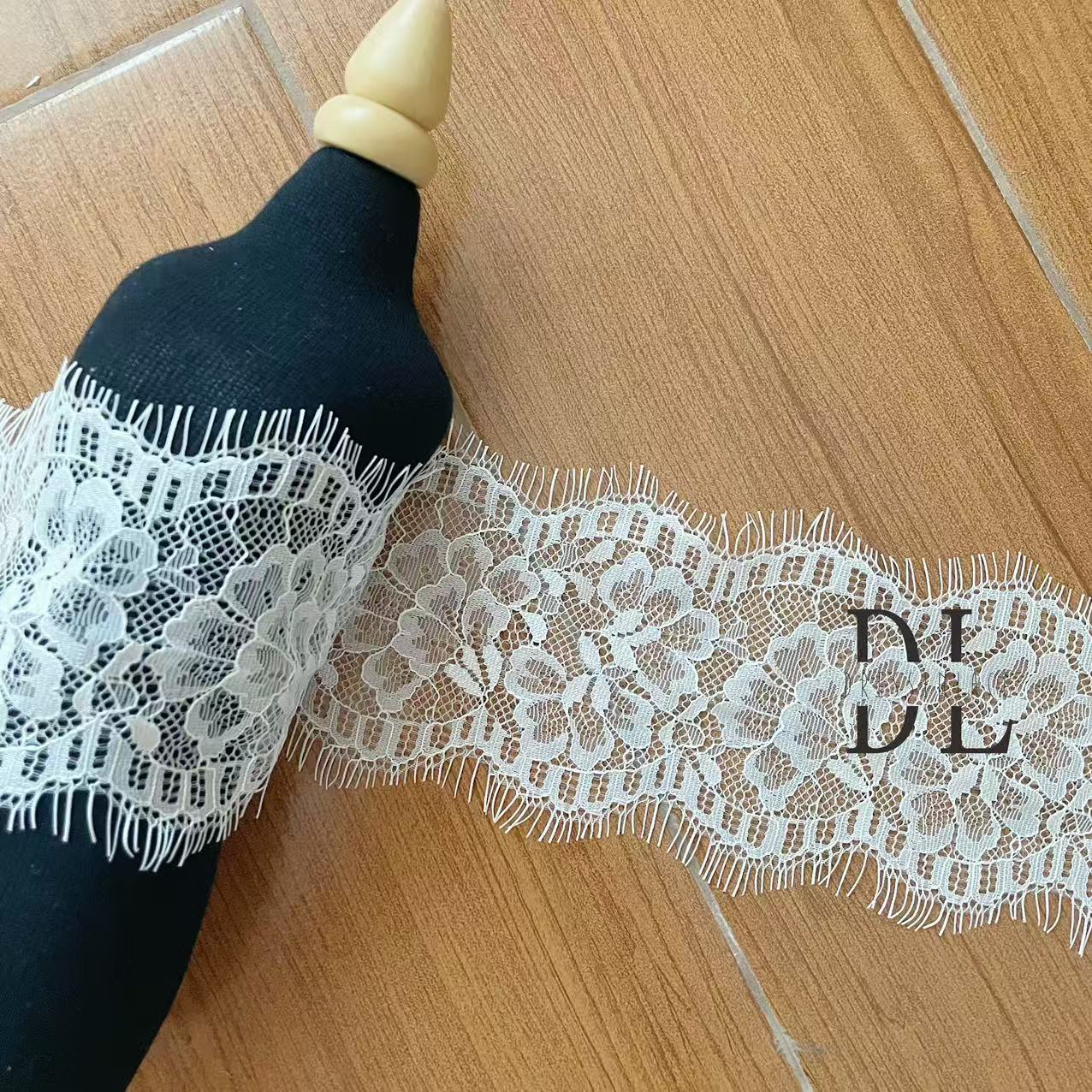 DLX15253 Patrón de hojas bordadas Tejido de encaje Bordes de ancho 15 cm Cuentas y lentejuelas para velos de novia