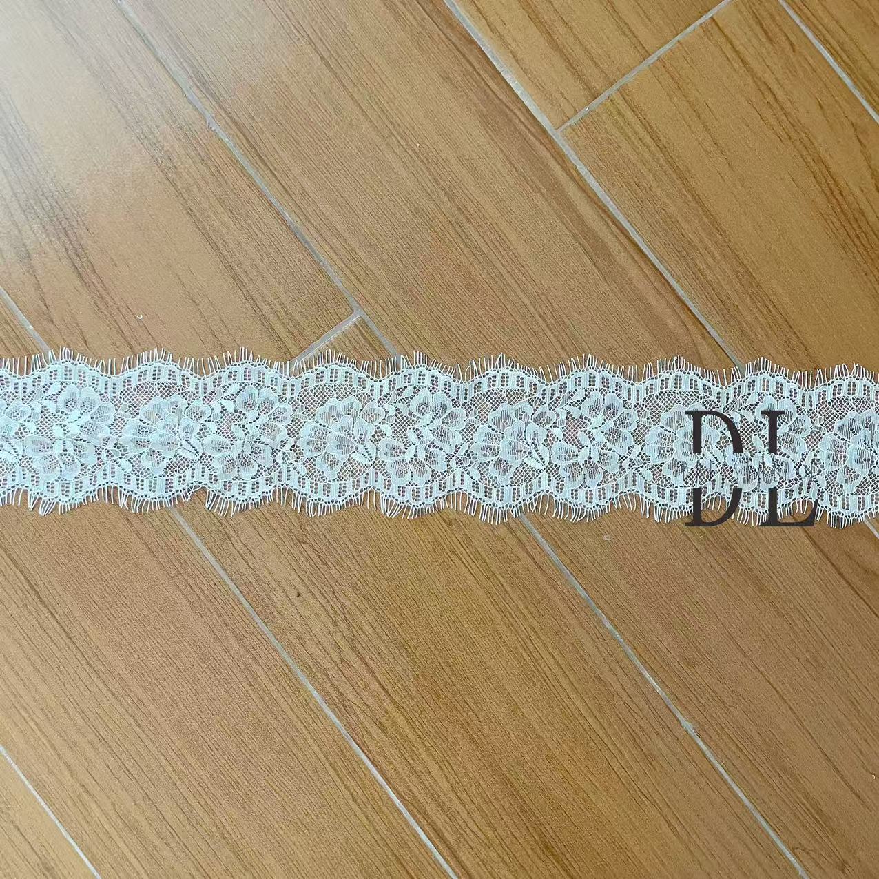 DLX15253 Patrón de hojas bordadas Tejido de encaje Bordes de ancho 15 cm Cuentas y lentejuelas para velos de novia