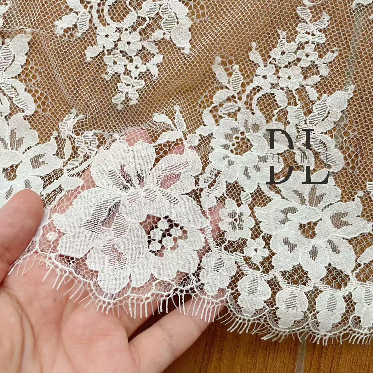 DLX15253 Ricamo Foglie Modello Tessuto di pizzo Bordi larghi 15 cm Perline e paillettes per veli da sposa