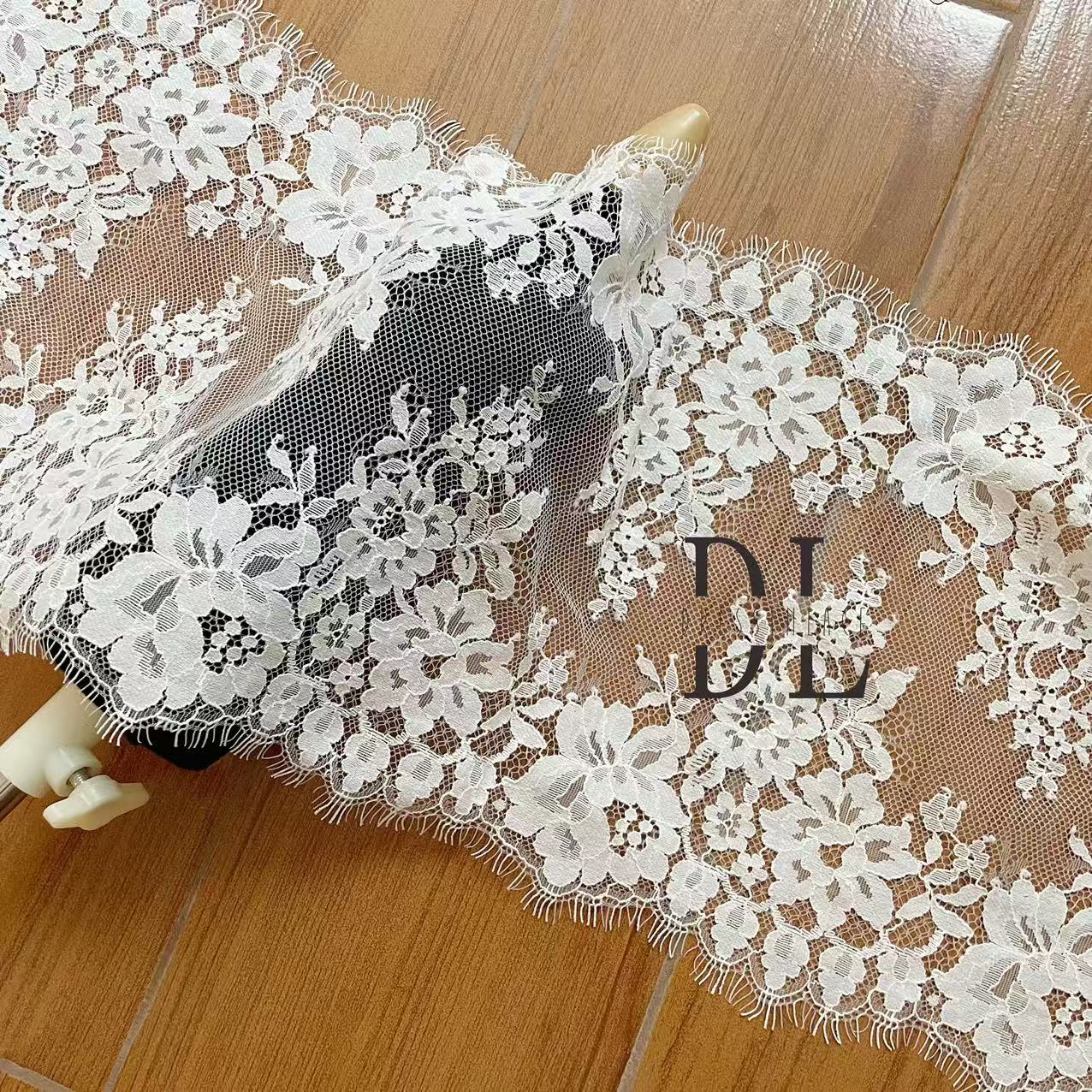 DLX15253 Ricamo Foglie Modello Tessuto di pizzo Bordi larghi 15 cm Perline e paillettes per veli da sposa