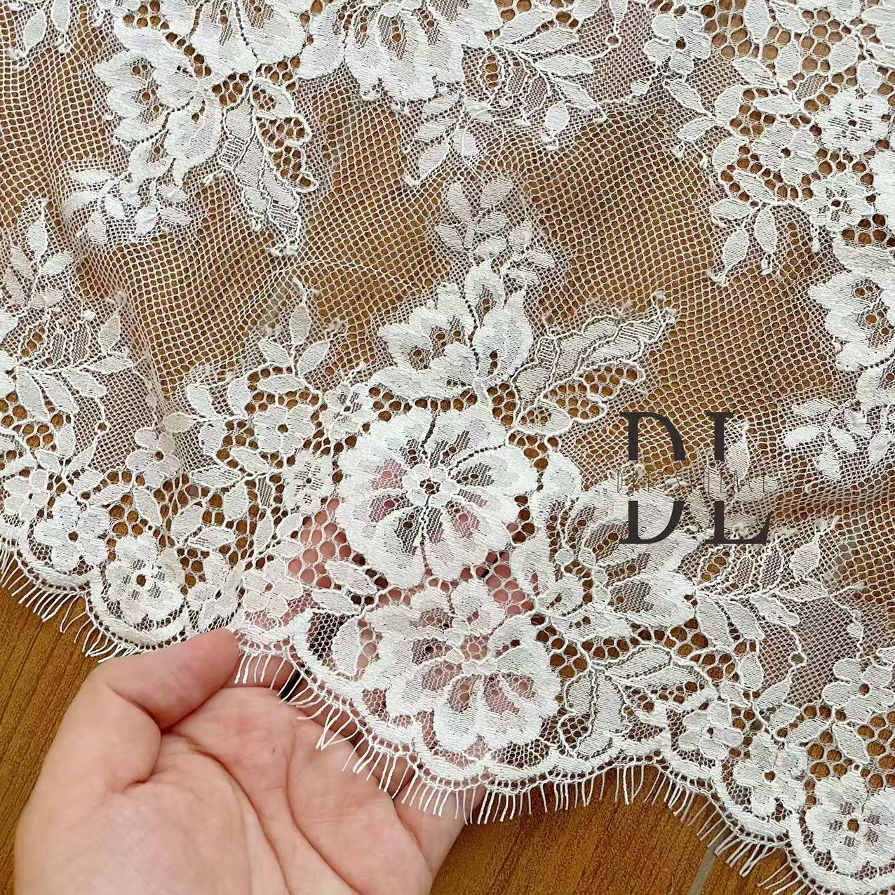 DLX15253 Ricamo Foglie Modello Tessuto di pizzo Bordi larghi 15 cm Perline e paillettes per veli da sposa