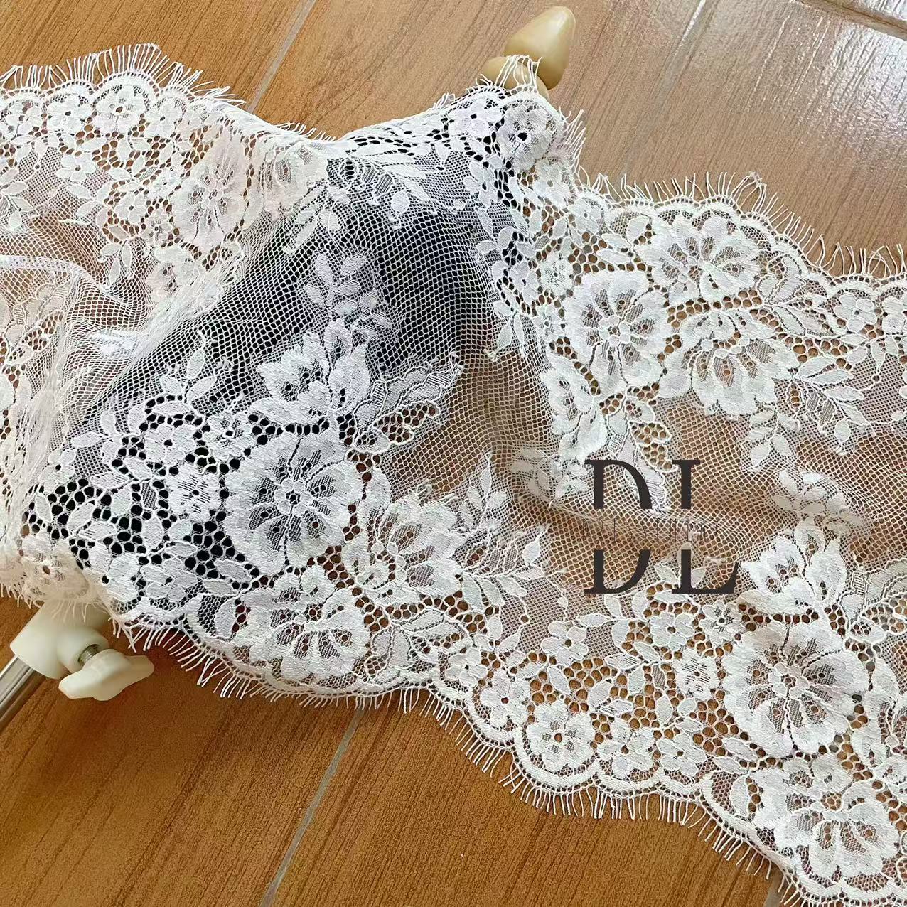 DLX15253 Ricamo Foglie Modello Tessuto di pizzo Bordi larghi 15 cm Perline e paillettes per veli da sposa