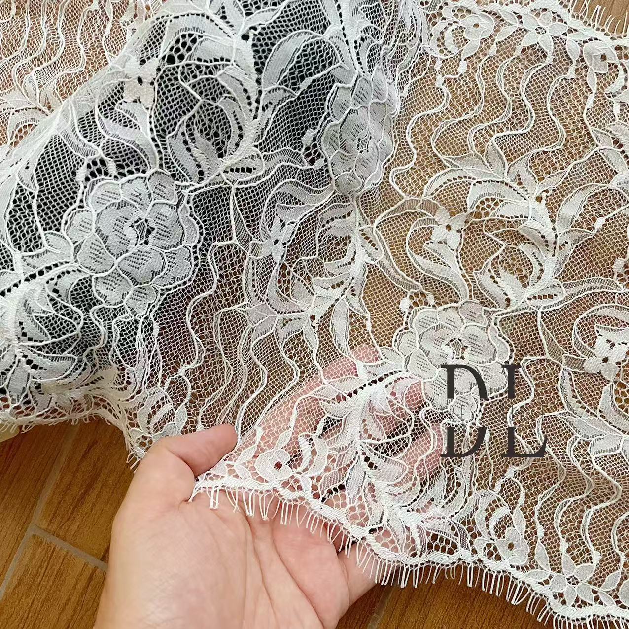 DLX15253 Ricamo Foglie Modello Tessuto di pizzo Bordi larghi 15 cm Perline e paillettes per veli da sposa