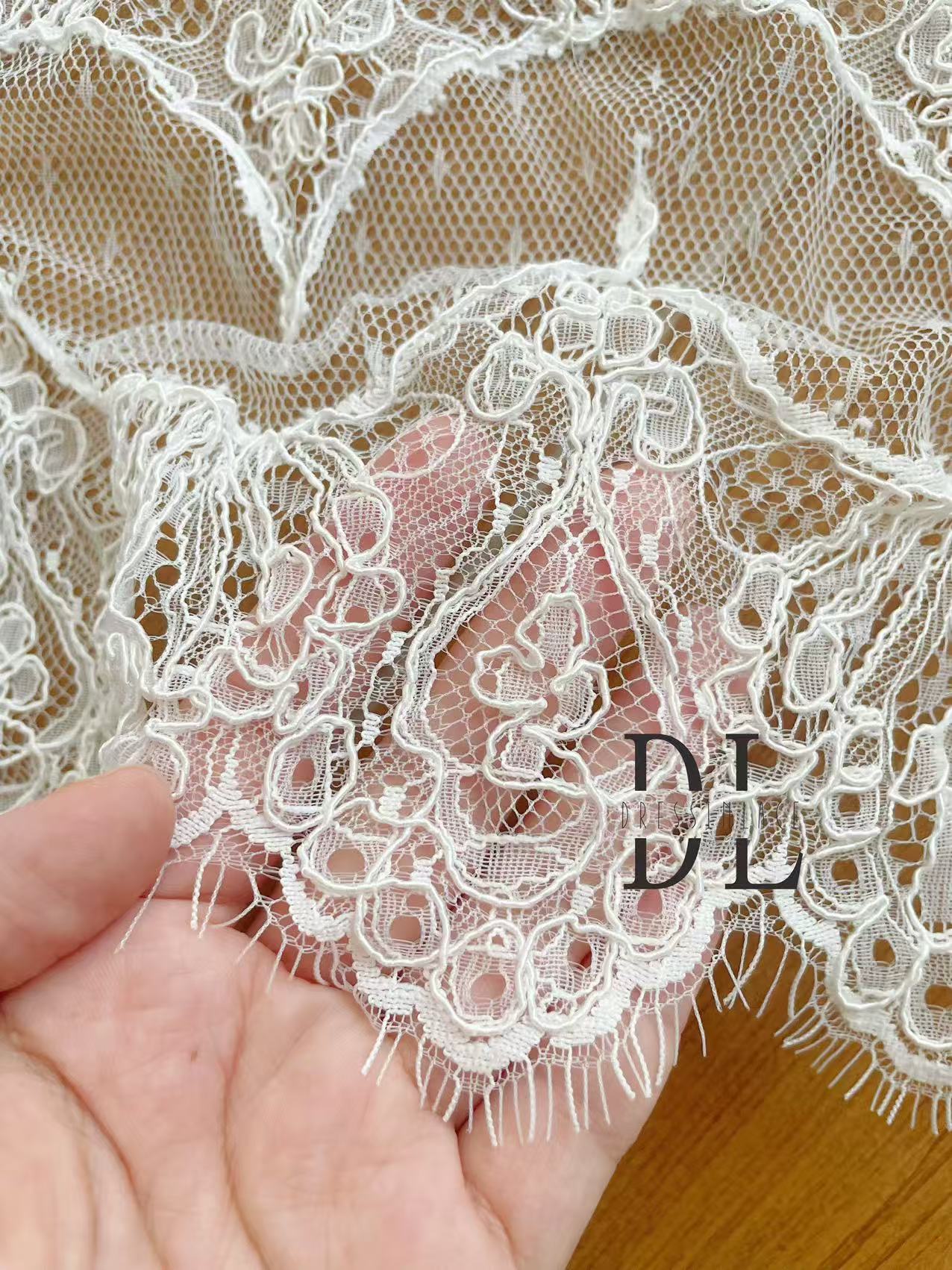 DL130013 Tessuto di pizzo di fiori di raso 3D morbido di alta qualità con perline per abiti da sposa 
