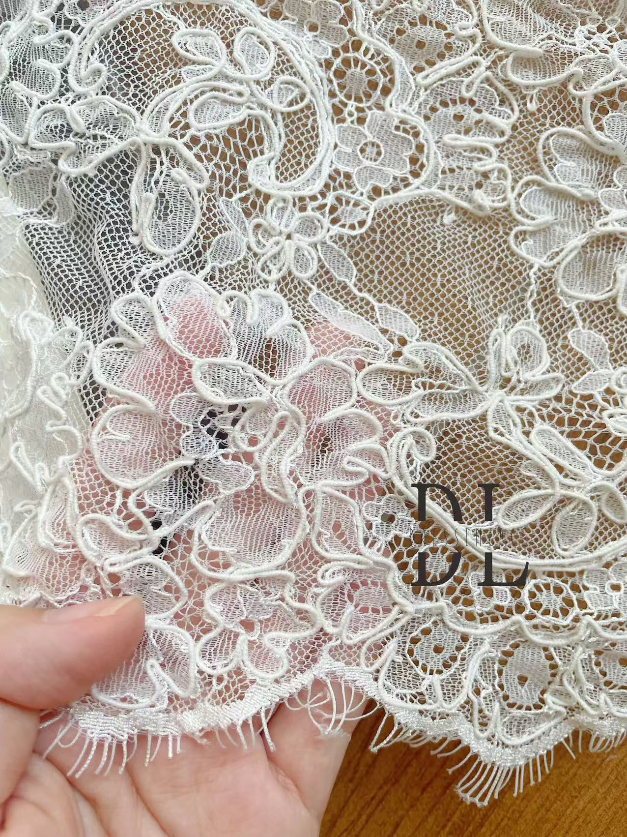 DL130013 Tessuto di pizzo di fiori di raso 3D morbido di alta qualità con perline per abiti da sposa 