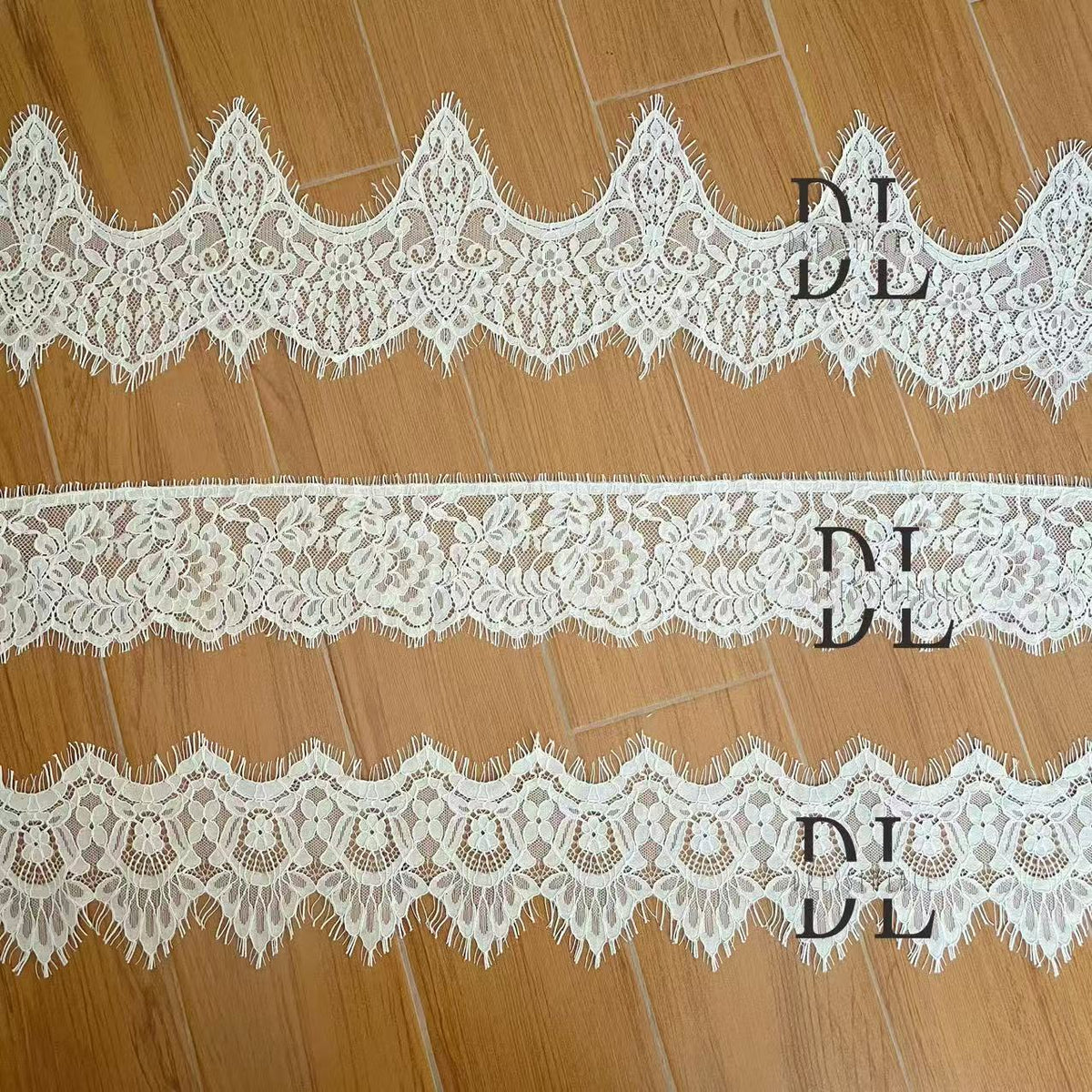 DLX15253 Ricamo Foglie Modello Tessuto di pizzo Bordi larghi 15 cm Perline e paillettes per veli da sposa