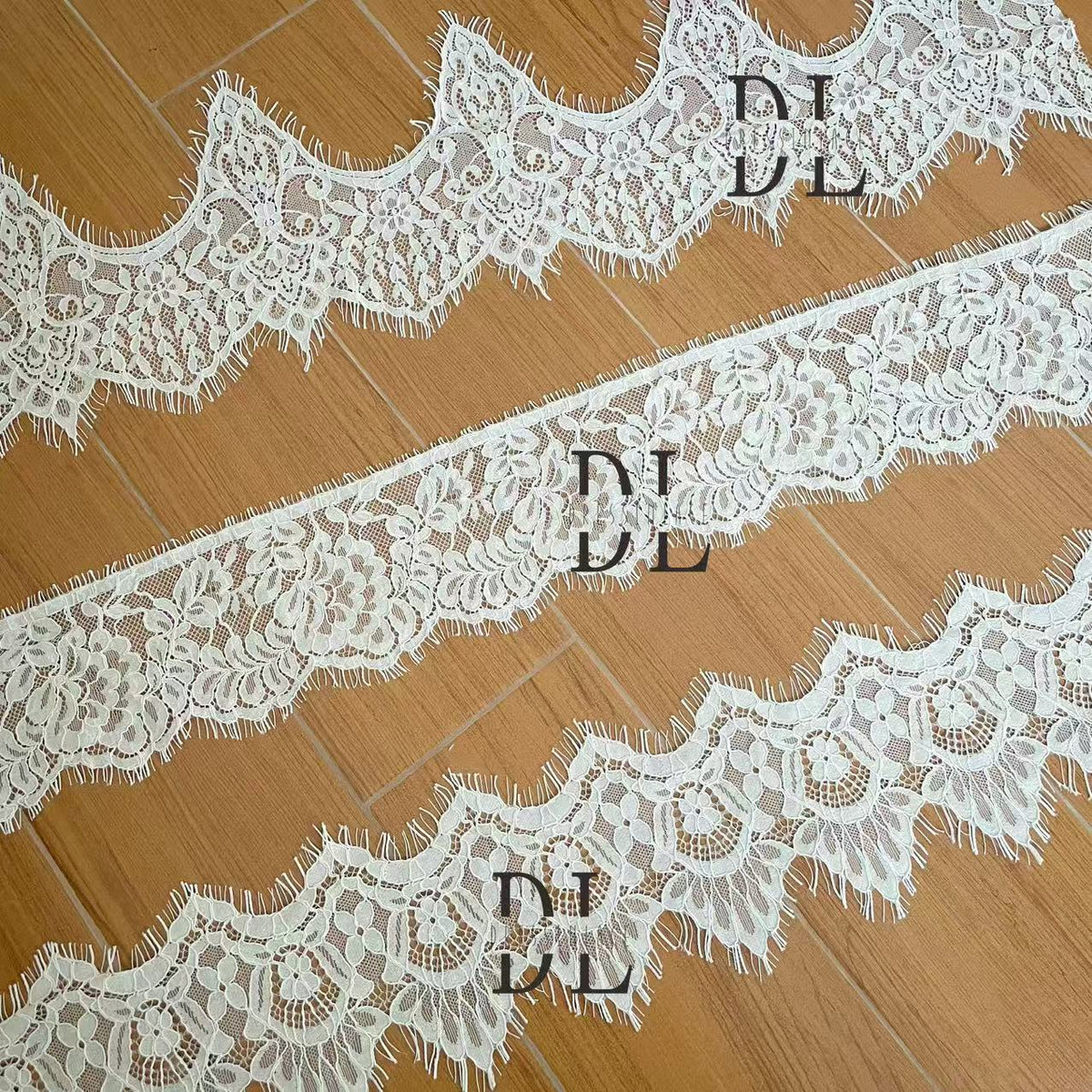 DLX15253 Ricamo Foglie Modello Tessuto di pizzo Bordi larghi 15 cm Perline e paillettes per veli da sposa