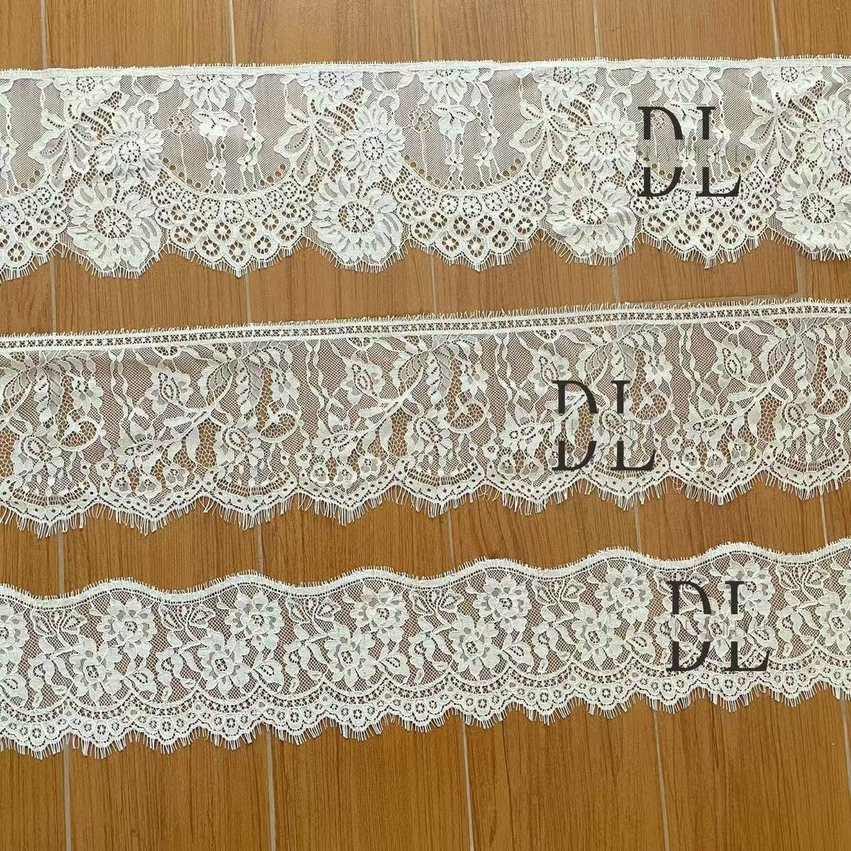 DLX15253 Ricamo Foglie Modello Tessuto di pizzo Bordi larghi 15 cm Perline e paillettes per veli da sposa