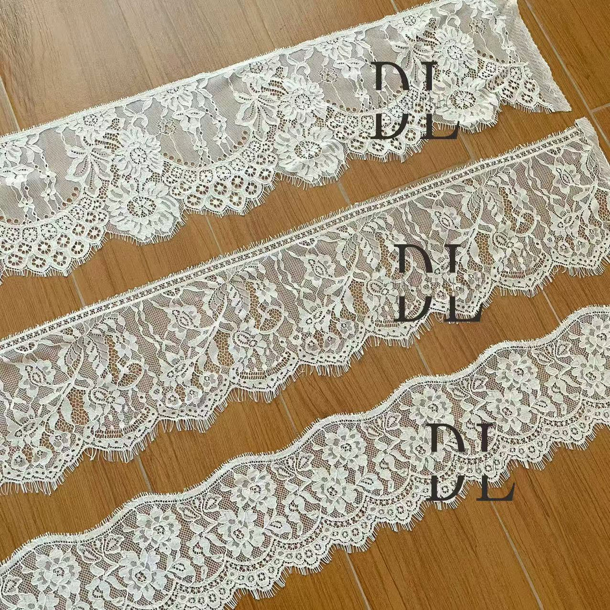 DLX15253 Ricamo Foglie Modello Tessuto di pizzo Bordi larghi 15 cm Perline e paillettes per veli da sposa