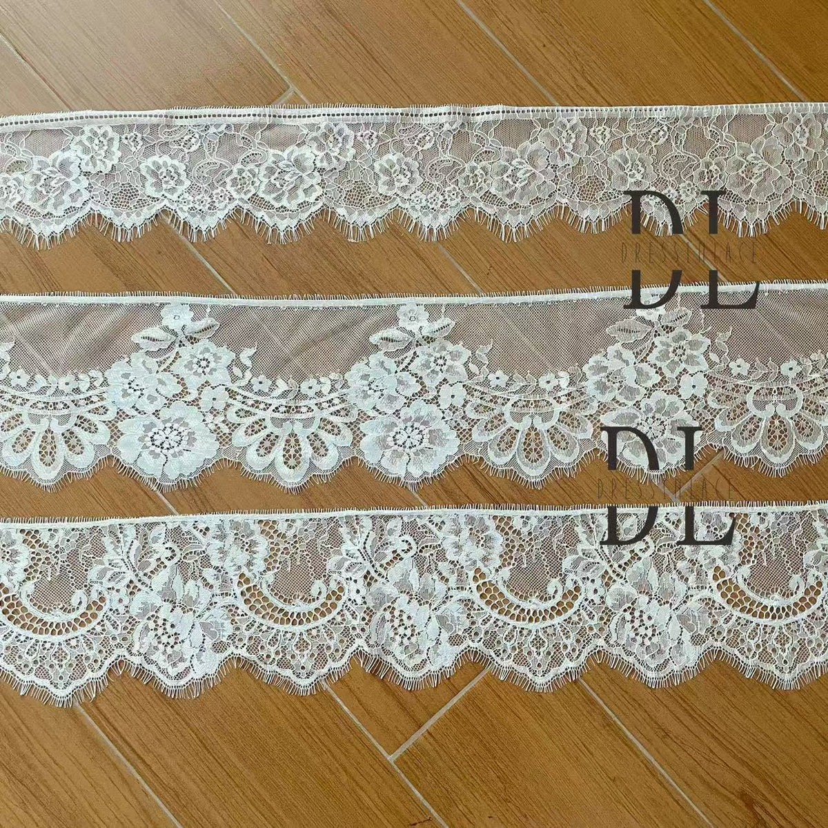 DLX15253 Patrón de hojas bordadas Tejido de encaje Bordes de ancho 15 cm Cuentas y lentejuelas para velos de novia