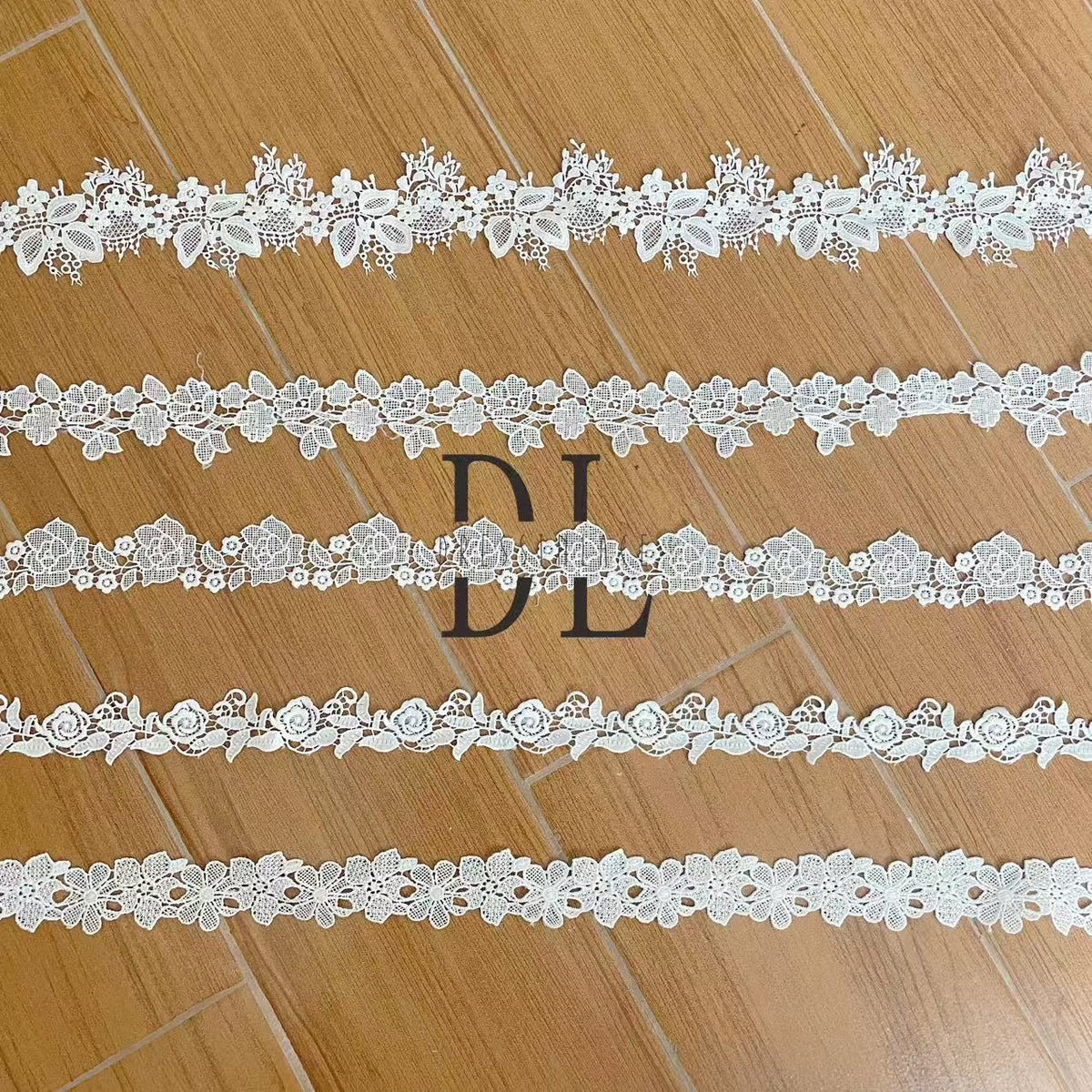DLX15253 Ricamo Foglie Modello Tessuto di pizzo Bordi larghi 15 cm Perline e paillettes per veli da sposa