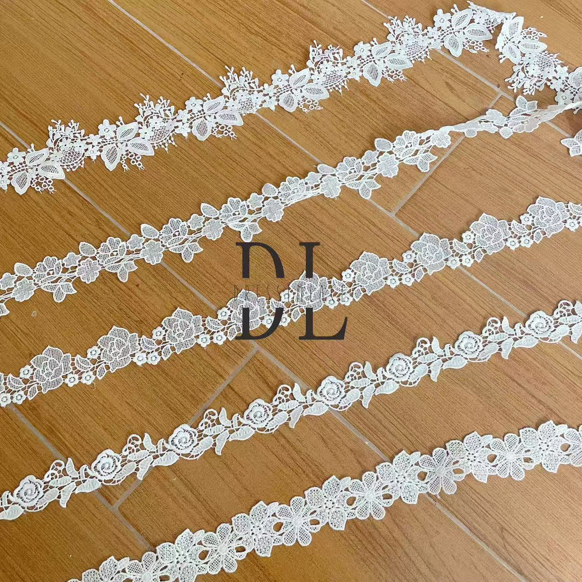 DLX15253 Ricamo Foglie Modello Tessuto di pizzo Bordi larghi 15 cm Perline e paillettes per veli da sposa