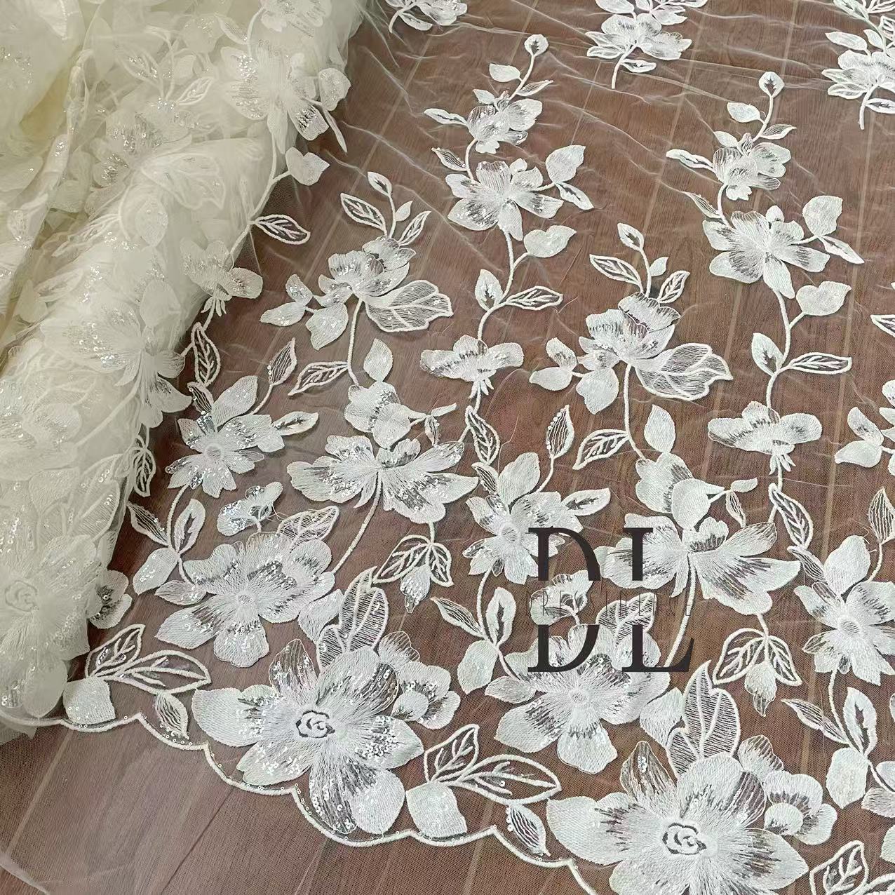 DL130013 Tessuto di pizzo di fiori di raso 3D morbido di alta qualità con perline per abiti da sposa 