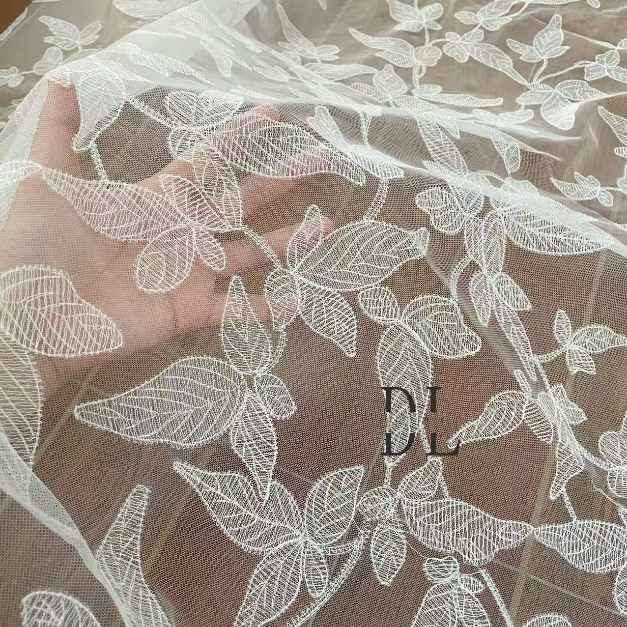 DL130013 Tessuto di pizzo di fiori di raso 3D morbido di alta qualità con perline per abiti da sposa 