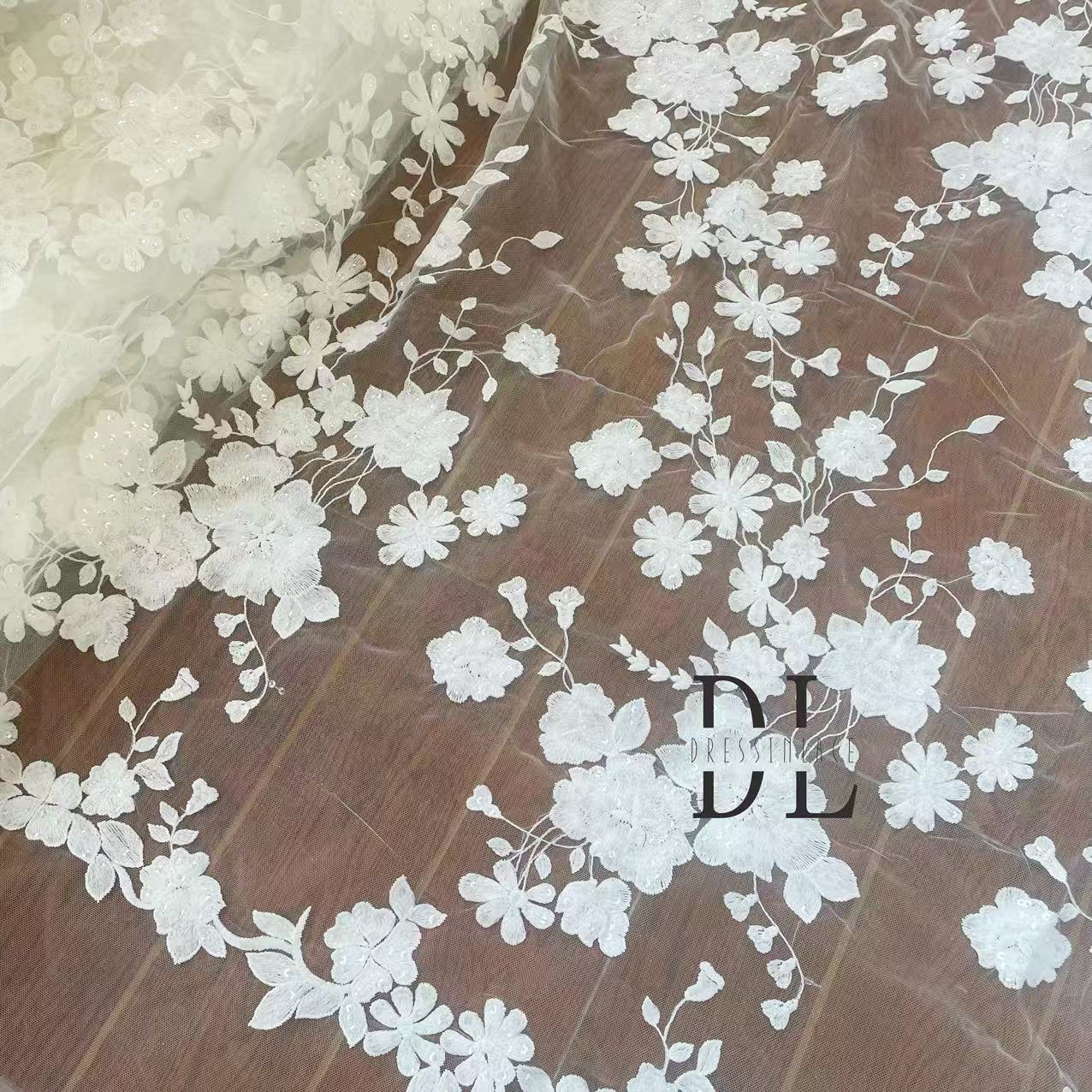 DL130013 Tessuto di pizzo di fiori di raso 3D morbido di alta qualità con perline per abiti da sposa 