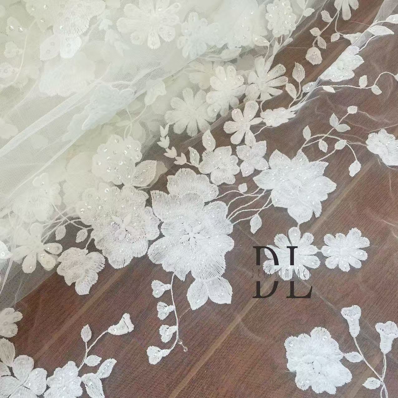 DL130013 Tessuto di pizzo di fiori di raso 3D morbido di alta qualità con perline per abiti da sposa 