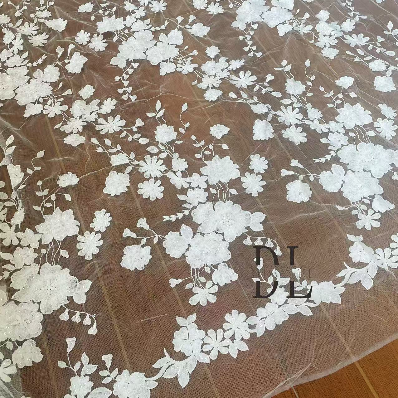 DL130013 Tessuto di pizzo di fiori di raso 3D morbido di alta qualità con perline per abiti da sposa 