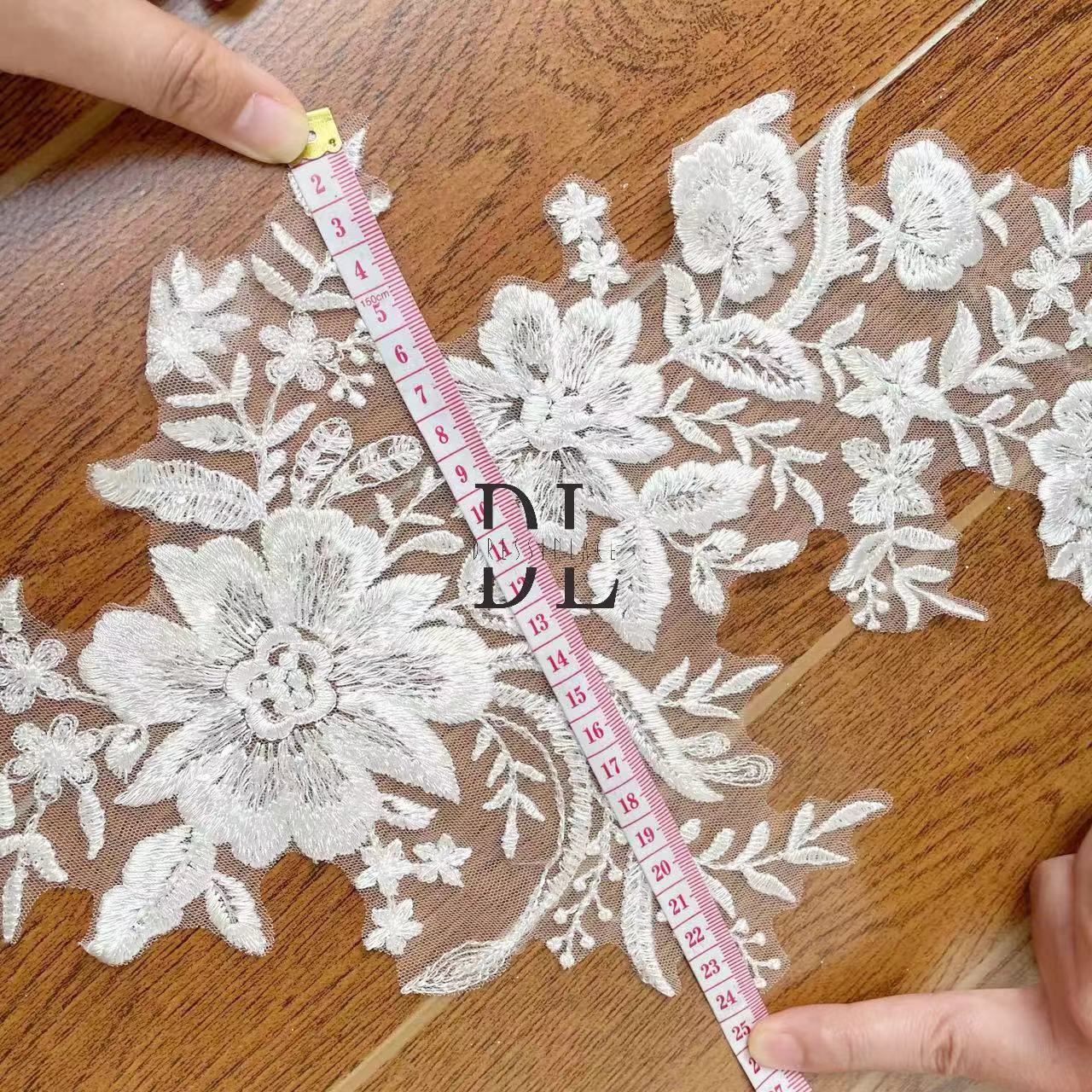 DLM2246 Motivos florales Encaje bordado Apliques Tul Cuentas y lentejuelas para vestidos de novia Accesorios de uso doméstico 