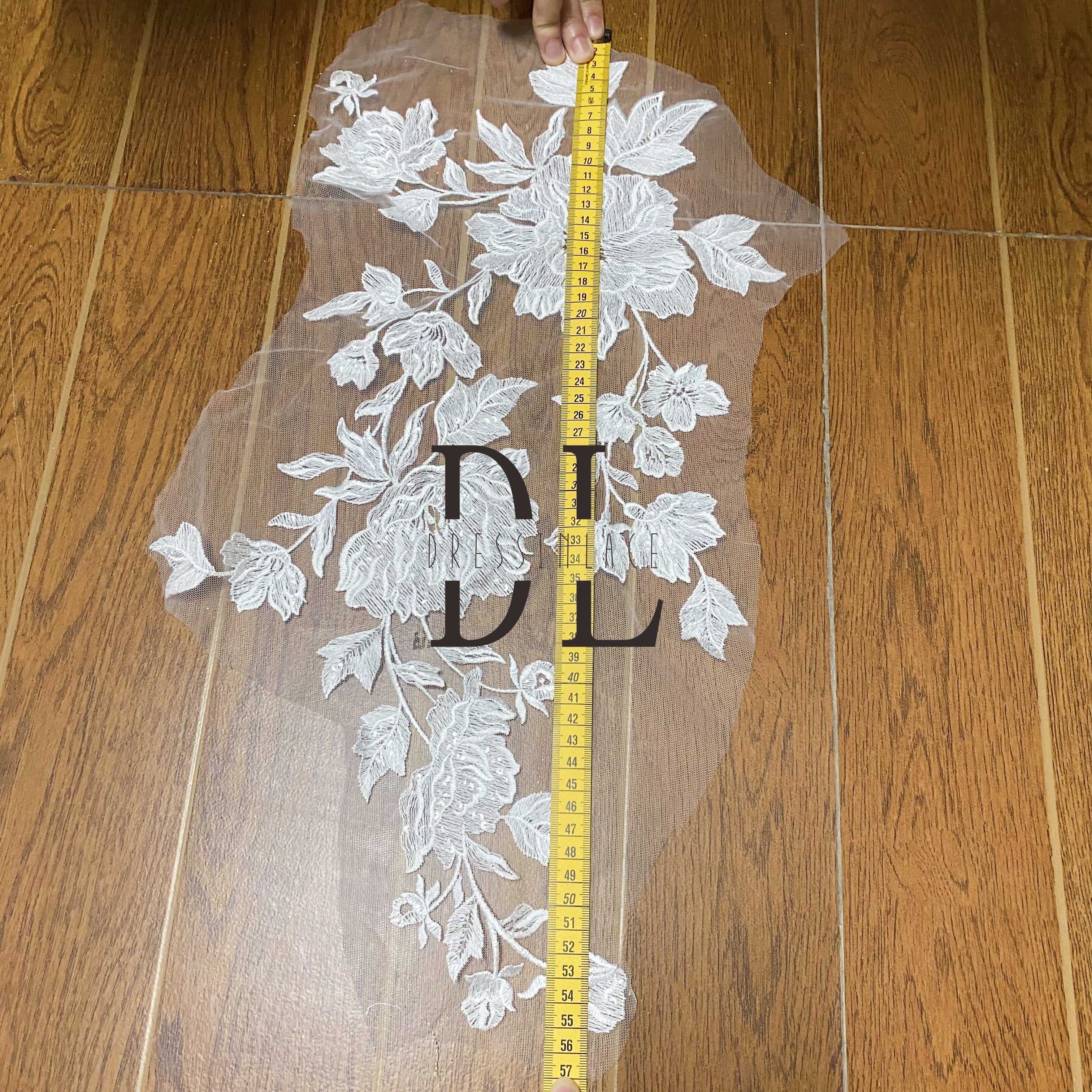 DLM2252 Apliques de encaje bordado con flores y lentejuelas brillantes para vestidos de novia en color blanco roto 32*55cm 